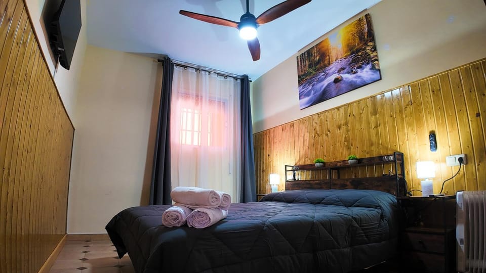 Bed, TV and multimedia, Photo of the whole room, Bedroom, towels