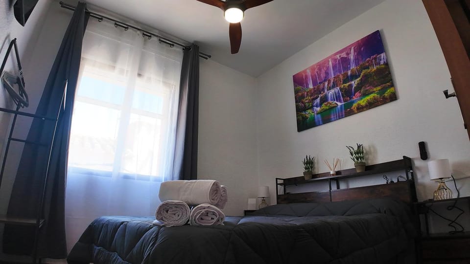 Bed, TV and multimedia, Living room, Photo of the whole room, Seating area, Bedroom