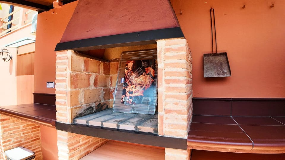 Photo of the whole room, oven