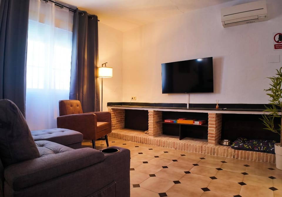 TV and multimedia, Living room, Seating area, Evening entertainment, air conditioner