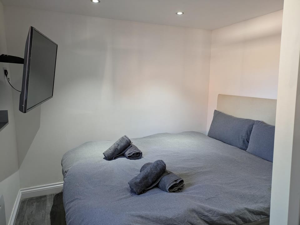 Bed, TV and multimedia, Photo of the whole room, Bedroom