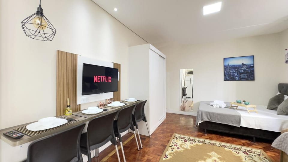 Bed, TV and multimedia, Living room, Photo of the whole room, Seating area, Dining area, Bedroom