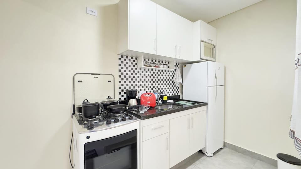 Coffee/tea facilities, Kitchen or kitchenette, oven, stove, toaster