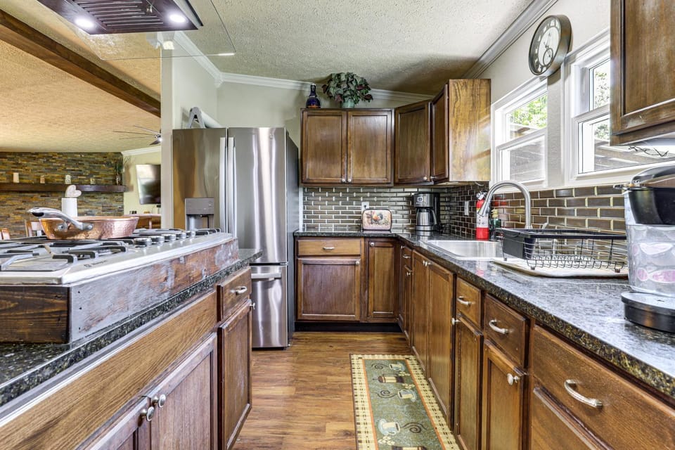 Furnished Deck, Private Yard! Quaint Knoxville Gem House in Knoxville