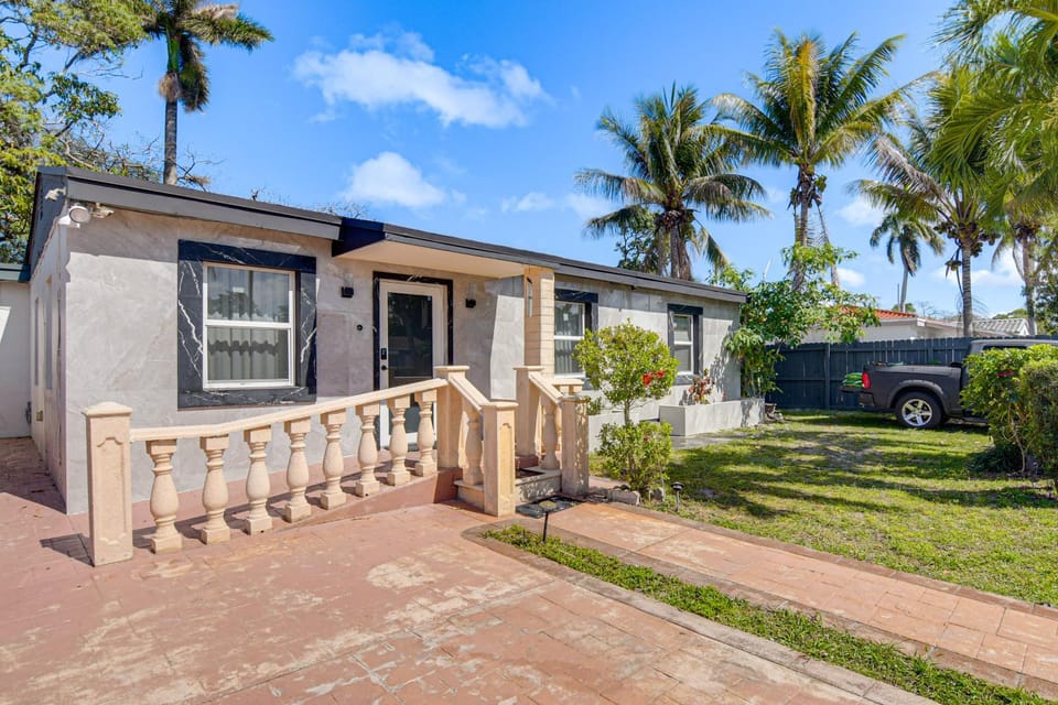 4 Mi to Hard Rock Stadium & Lakes! Elegant Home House in Miami Gardens