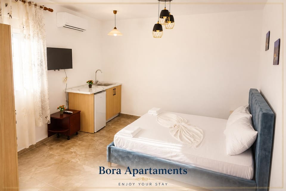 Bed, TV and multimedia, Bedroom, towels