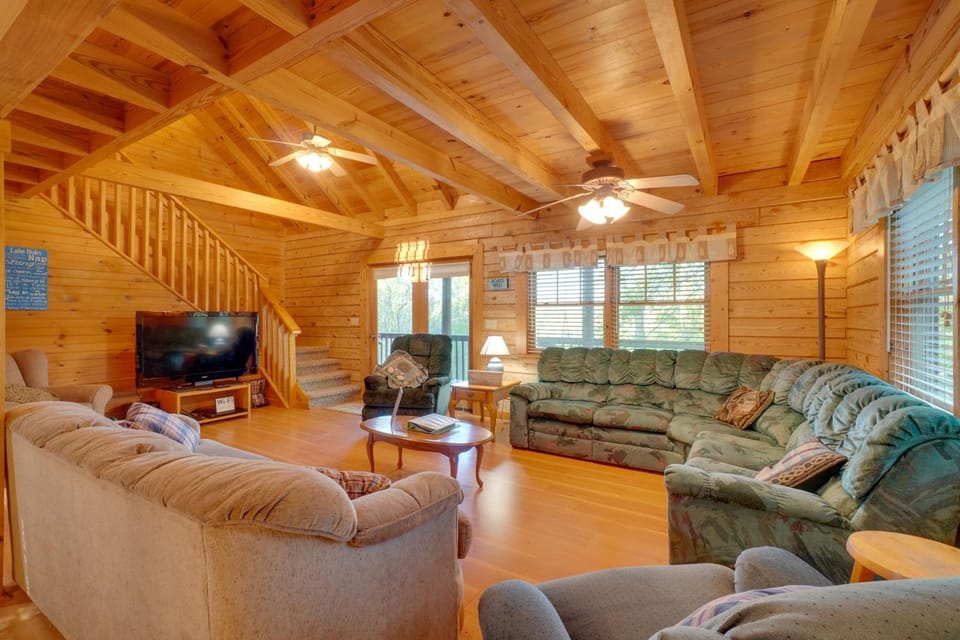 Wooded Cabin w/ Decks & Dale Hollow Lake Views! Cabin in Tennessee