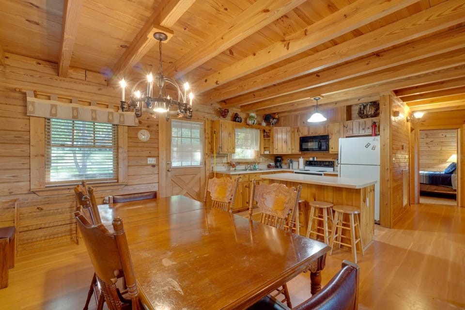 Wooded Cabin w/ Decks & Dale Hollow Lake Views! Cabin in Tennessee