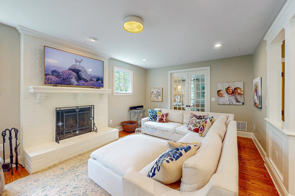 3-story home near river with patio, firepit, Ping-Pong, grill and wood fireplace Vacation rental in Annapolis