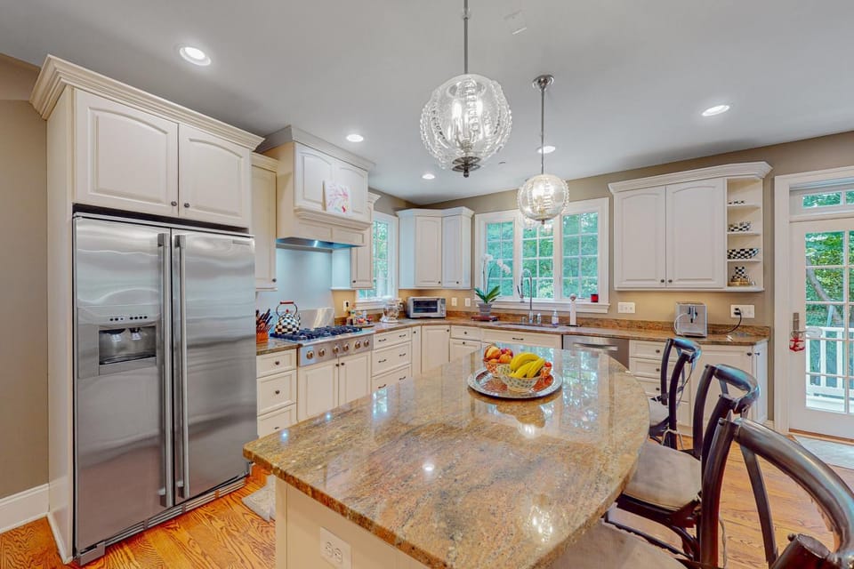 3-story home near river with patio, firepit, Ping-Pong, grill and wood fireplace Vacation rental in Annapolis