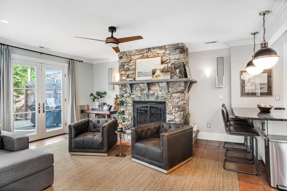 2-story downtown home with enclosed yard, deck, firepit, gas grill & fireplace Vacation rental in Spa Creek