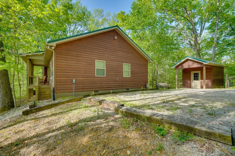 3 Mi to Marina on Dale Hollow Lake! Cabin Getaway Cabin in Tennessee