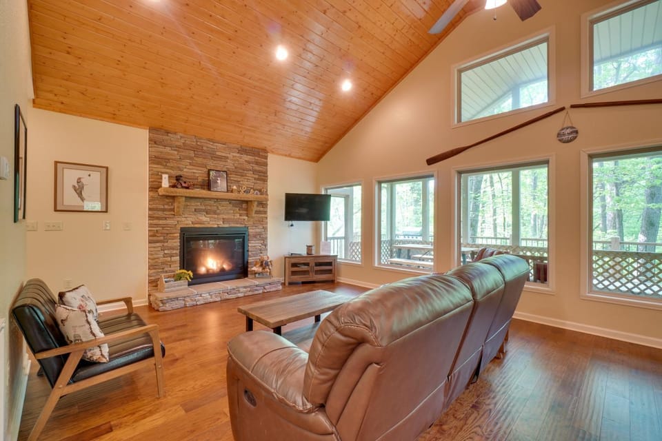 3 Mi to Marina on Dale Hollow Lake! Cabin Getaway Cabin in Tennessee