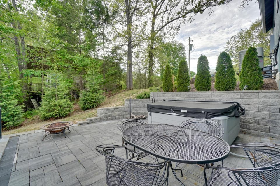 Hot Tub & View! 'Lakehouse Lookout' Byrdstown Home House in Tennessee