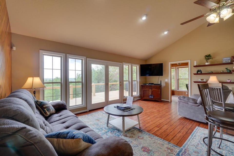 Group Getaway Near Dale Hollow Lake w/ Hot Tub House in Tennessee