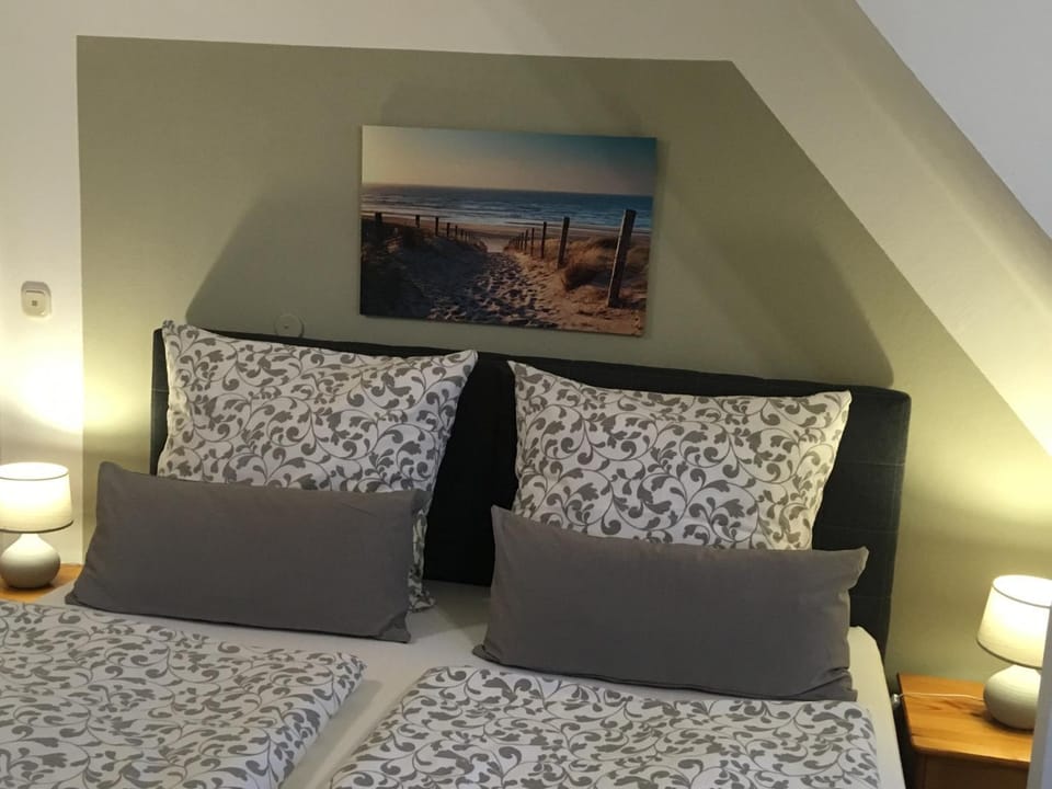 Photo of the whole room, Decorative detail