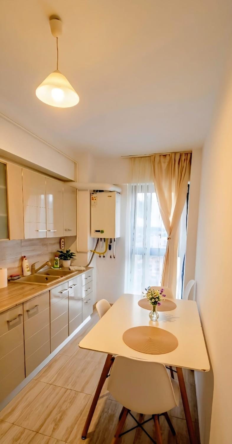 Kitchen or kitchenette, Dining area, stove