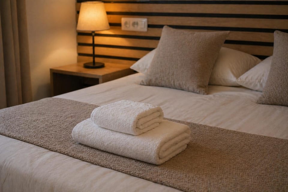 Bed, Bedroom, towels