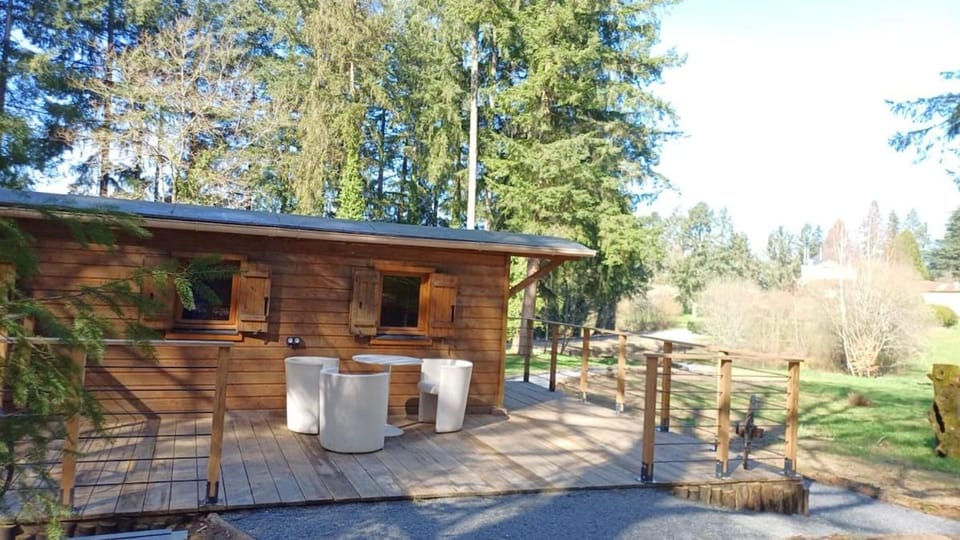 Roulotte des Hêtres au Domaine de Vauguenige Chalet in Nouvelle-Aquitaine