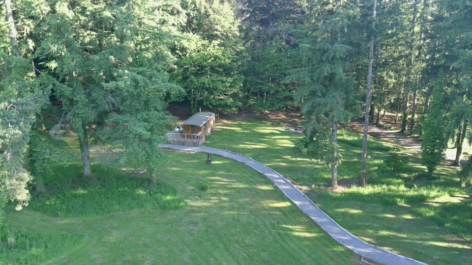 Roulotte des Hêtres au Domaine de Vauguenige Chalet in Nouvelle-Aquitaine