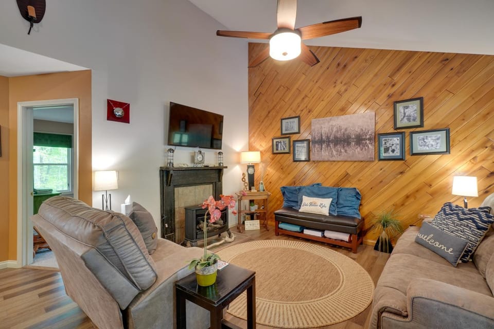 Dale Hollow Hideaway! Cabin w/ Hot Tub Cabin in Tennessee