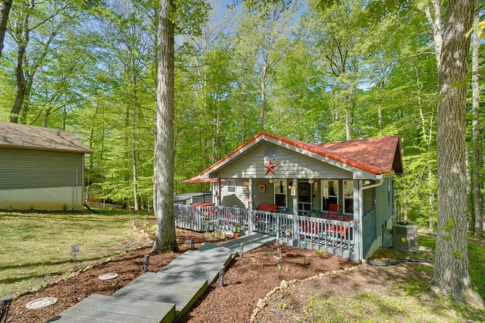 Dale Hollow Hideaway! Cabin w/ Hot Tub Cabin in Tennessee