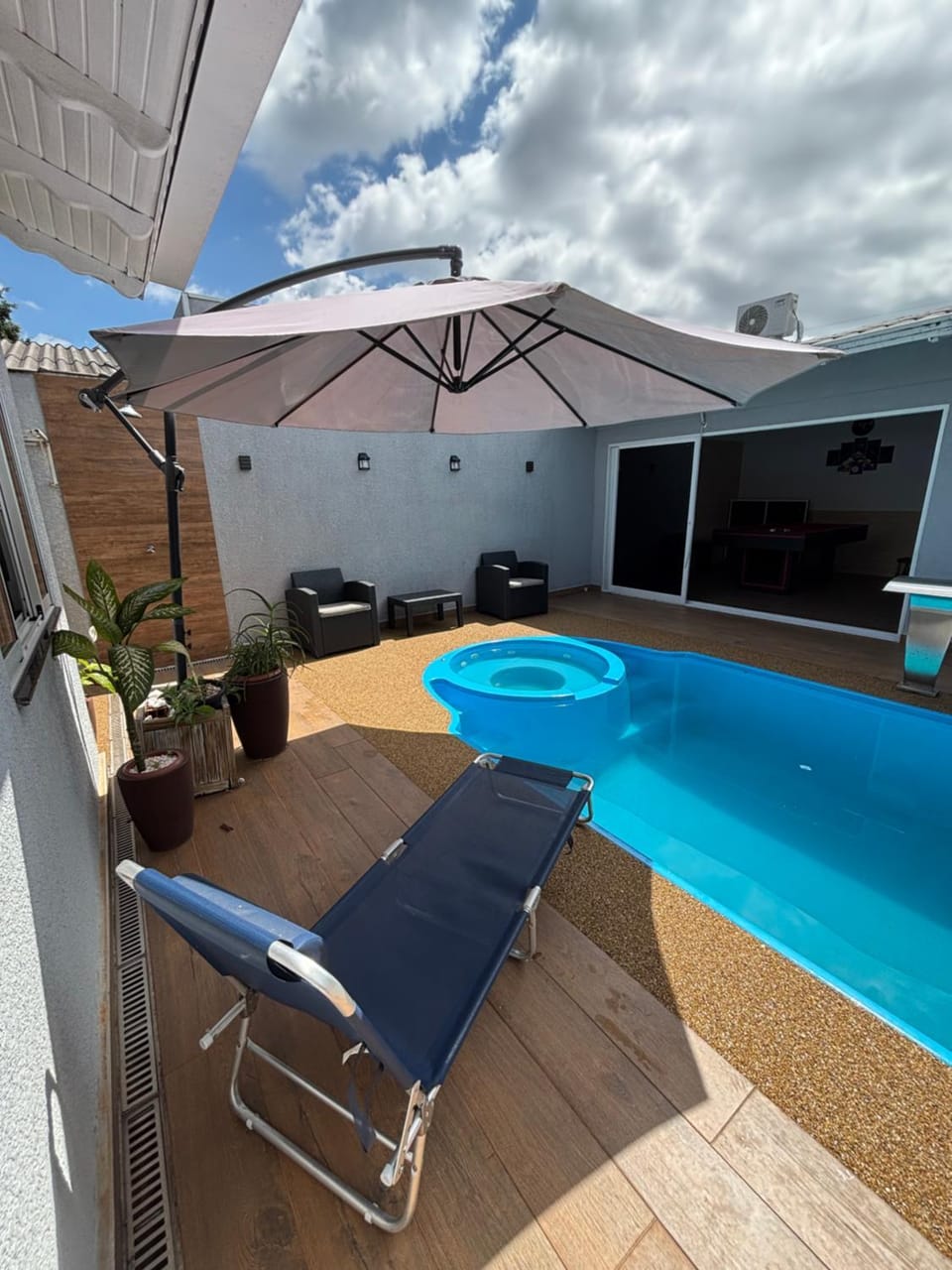 Swimming pool, sunbed