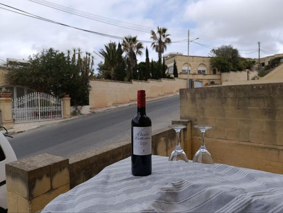 Xlendi Bay Beachside Apartment Apartment in Munxar