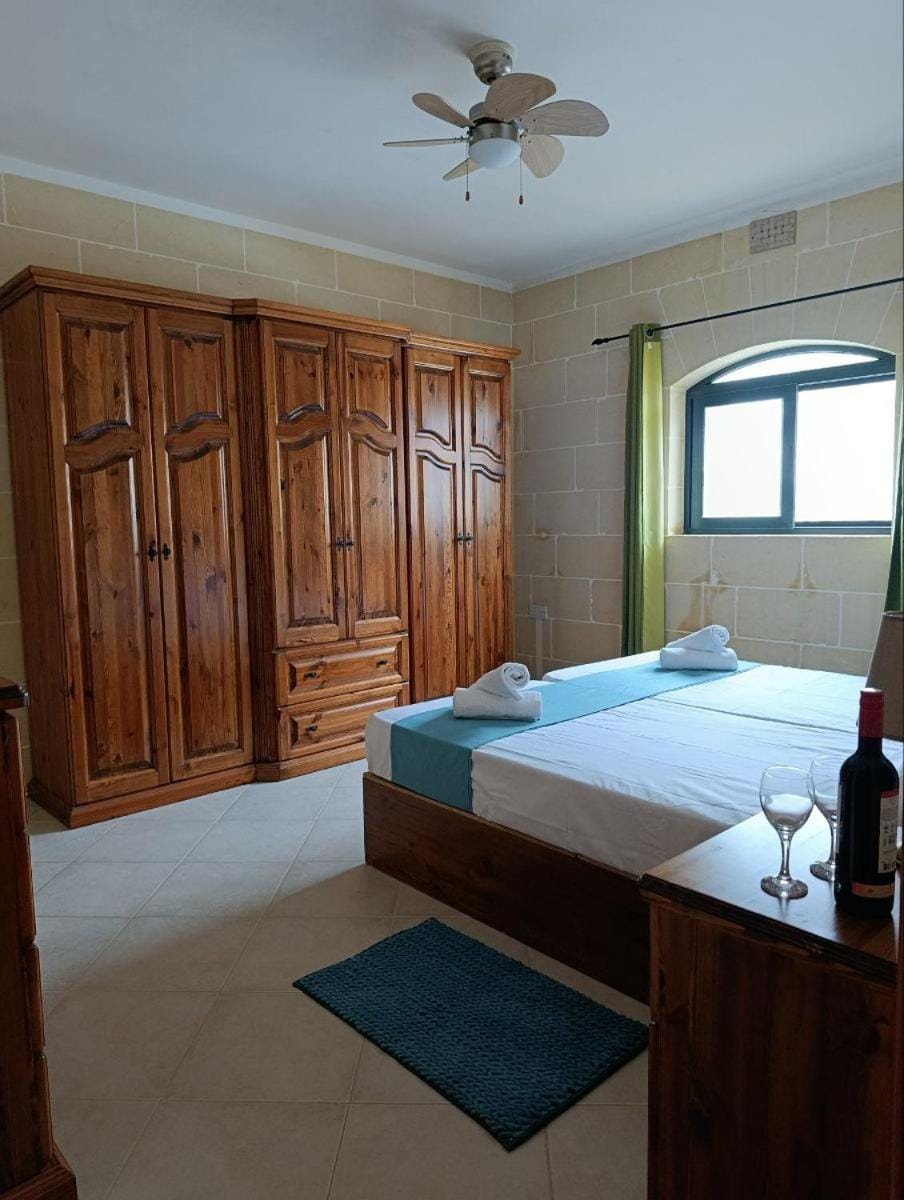 Xlendi Bay Beachside Apartment Apartment in Munxar