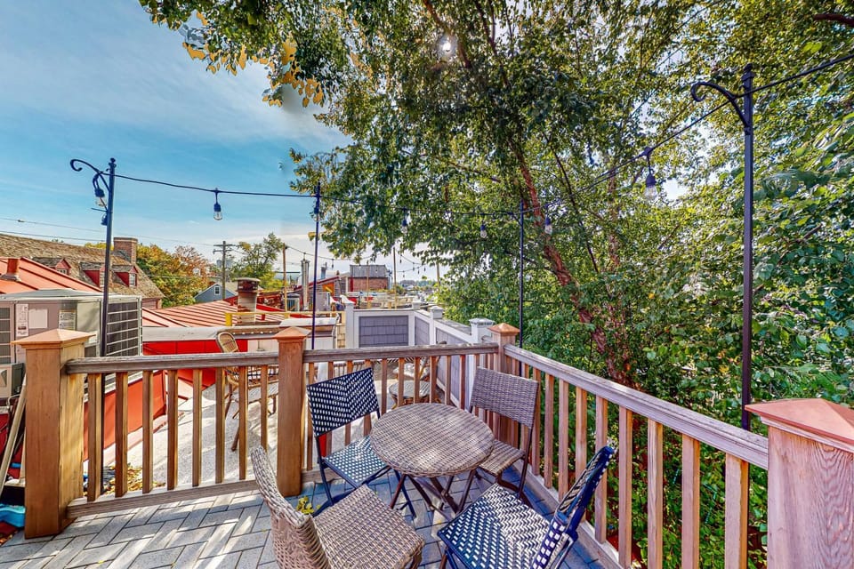 Gorgeous & bright retreat with patio, firepit, WD, & stunning rooftop views Vacation rental in Spa Creek