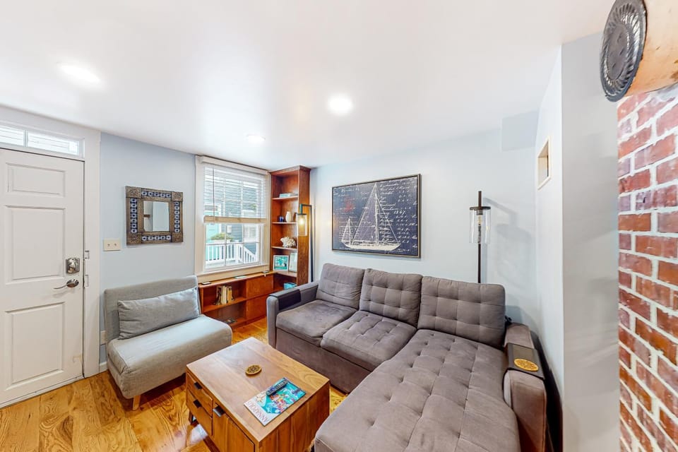Gorgeous & bright retreat with patio, firepit, WD, & stunning rooftop views Vacation rental in Spa Creek