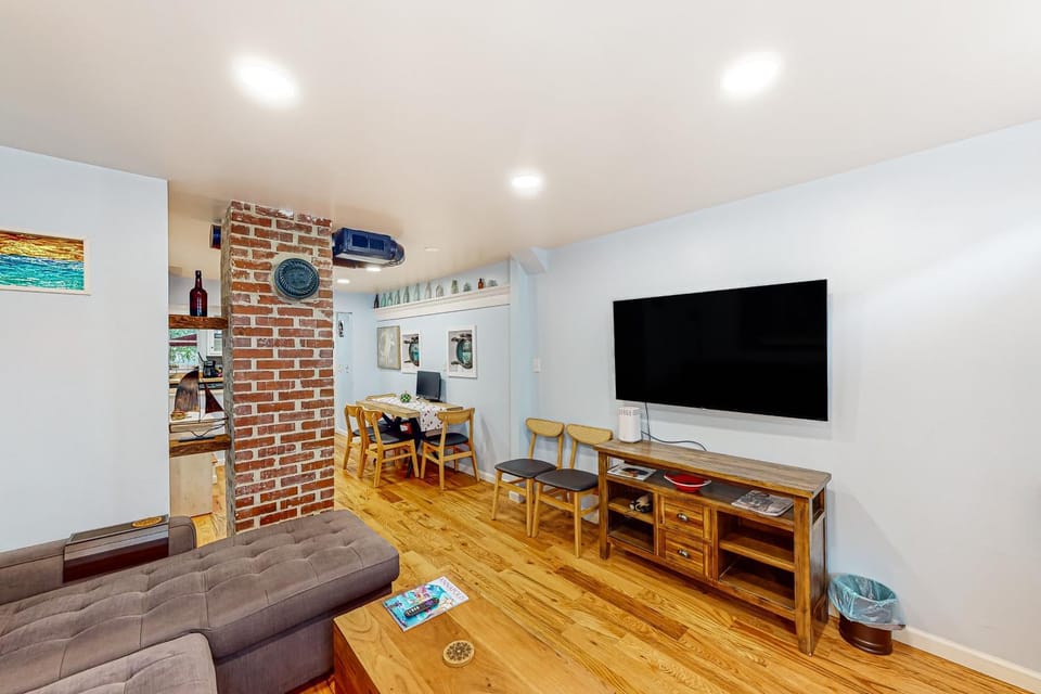 Gorgeous & bright retreat with patio, firepit, WD, & stunning rooftop views Vacation rental in Spa Creek