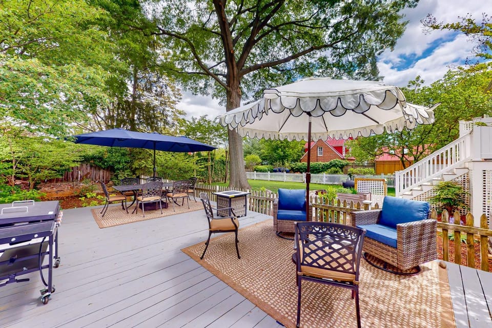 Dog-friendly house with yard, deck, firepit, washer- dryer & AC - near golf Vacation rental in Spa Creek