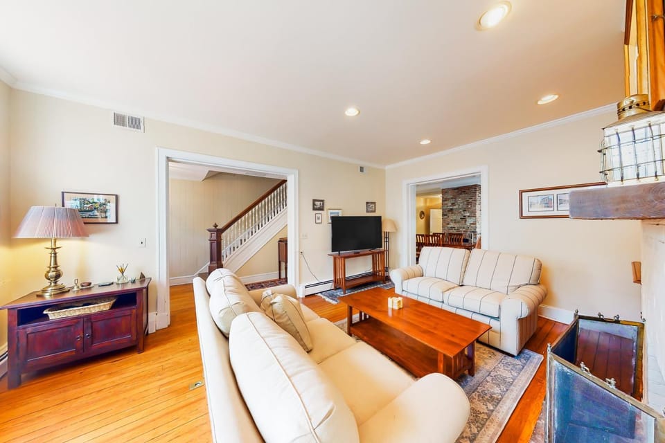Historic downtown townhome with brick courtyard, sunroom & parking Vacation rental in Spa Creek