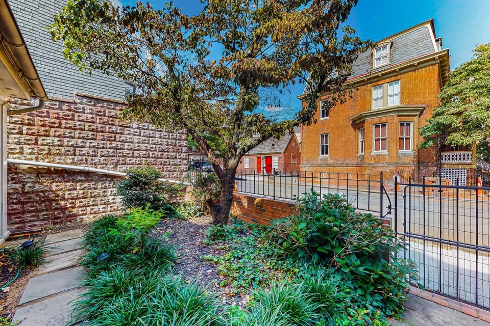 Historic downtown townhome with brick courtyard, sunroom & parking Vacation rental in Spa Creek