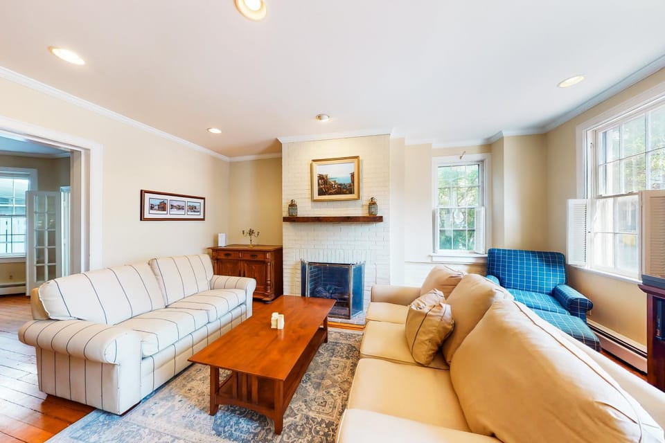 Historic downtown townhome with brick courtyard, sunroom & parking Vacation rental in Spa Creek
