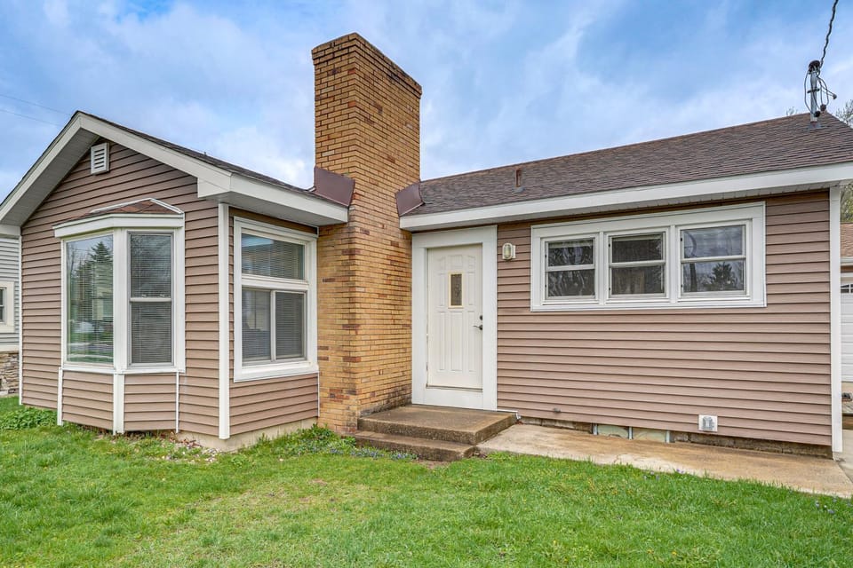 3 Mi to Dtwn & Medical Mile: Grand Rapids Ranch House in Grand Rapids