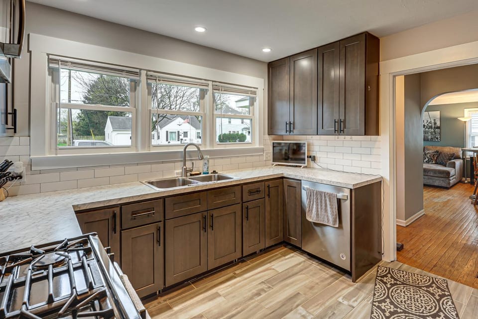 3 Mi to Dtwn & Medical Mile: Grand Rapids Ranch House in Grand Rapids