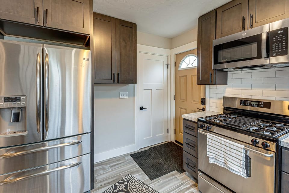 3 Mi to Dtwn & Medical Mile: Grand Rapids Ranch House in Grand Rapids