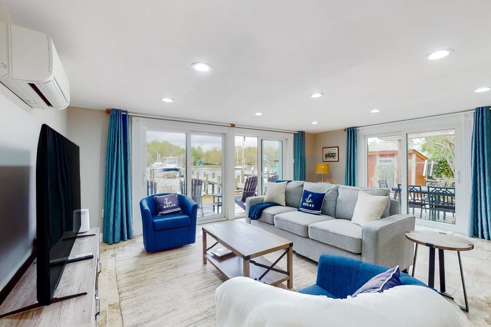 Serene waterfront home with kayaks, paddle board, grill, firepit, WD, and AC Vacation rental in Severna Park