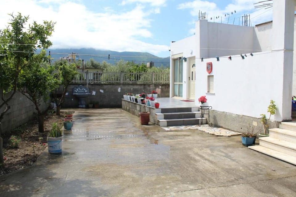 Property building, Day, Natural landscape, Garden, View (from property/room), Balcony/Terrace, Mountain view