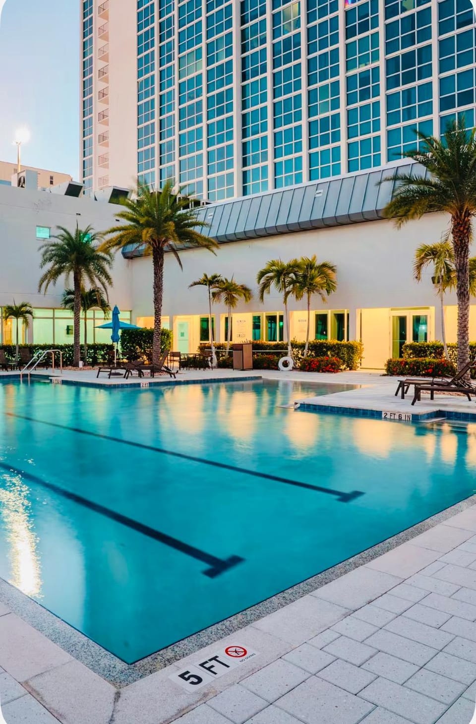 Luxury Downtown Fort Myers Apt,4 PPL, Pool view, Walk to dining, Nightlife Apartment in Fort Myers