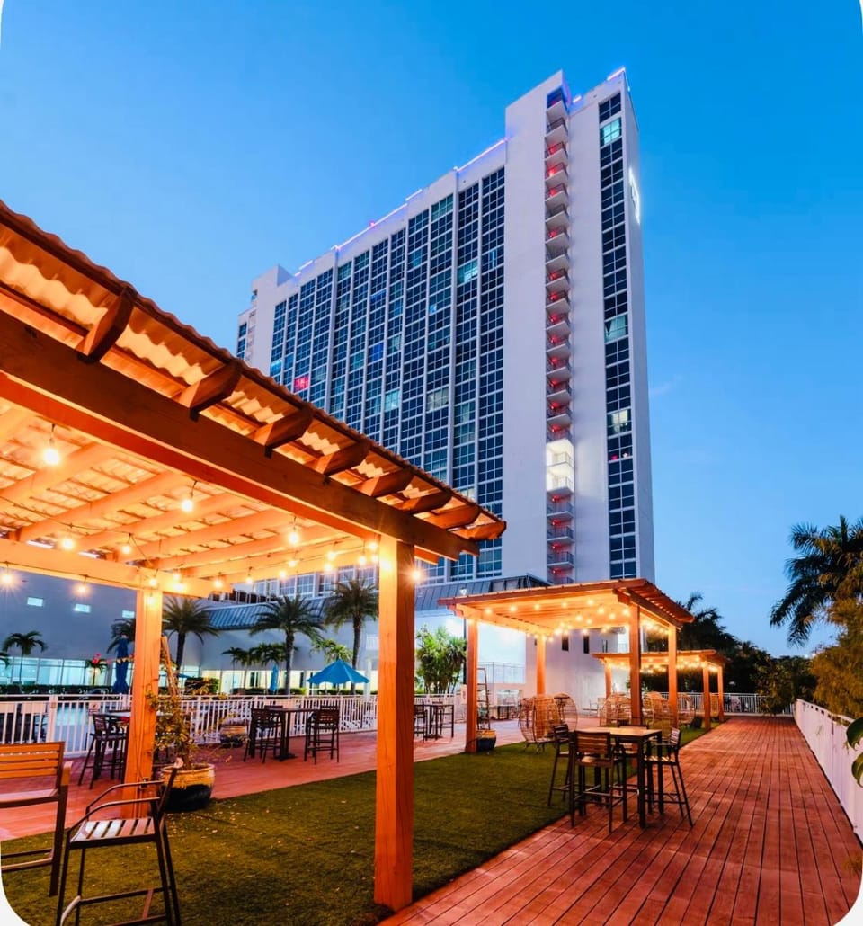 Luxury Downtown Fort Myers Apt,4 PPL, Pool view, Walk to dining, Nightlife Apartment in Fort Myers