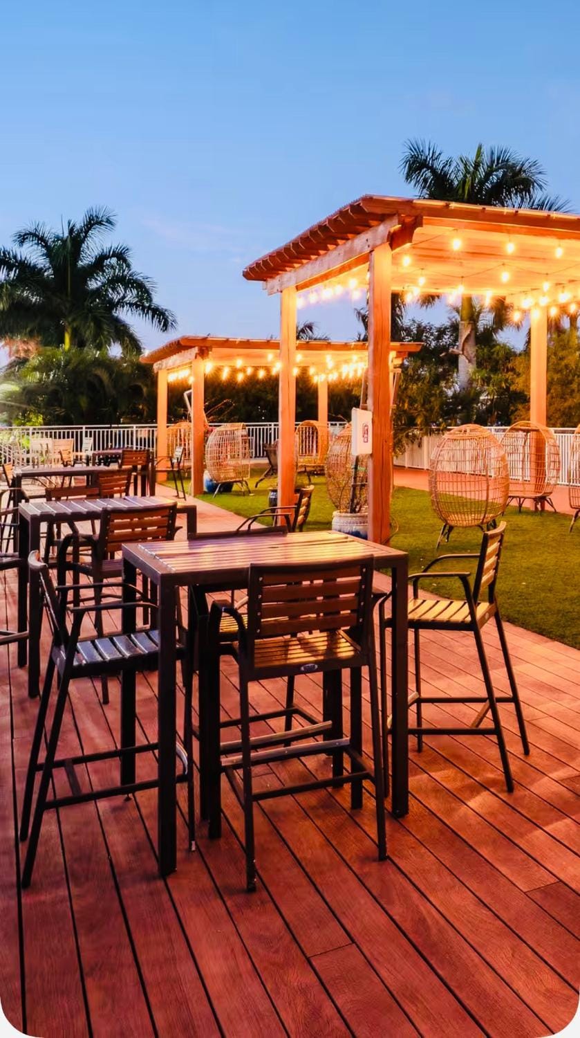 Luxury Downtown Fort Myers Apt,4 PPL, Pool view, Walk to dining, Nightlife Apartment in Fort Myers