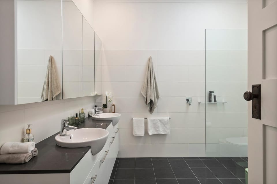 Art Deco Bungalow in Moss Vale Sleeps 8 House in Moss Vale