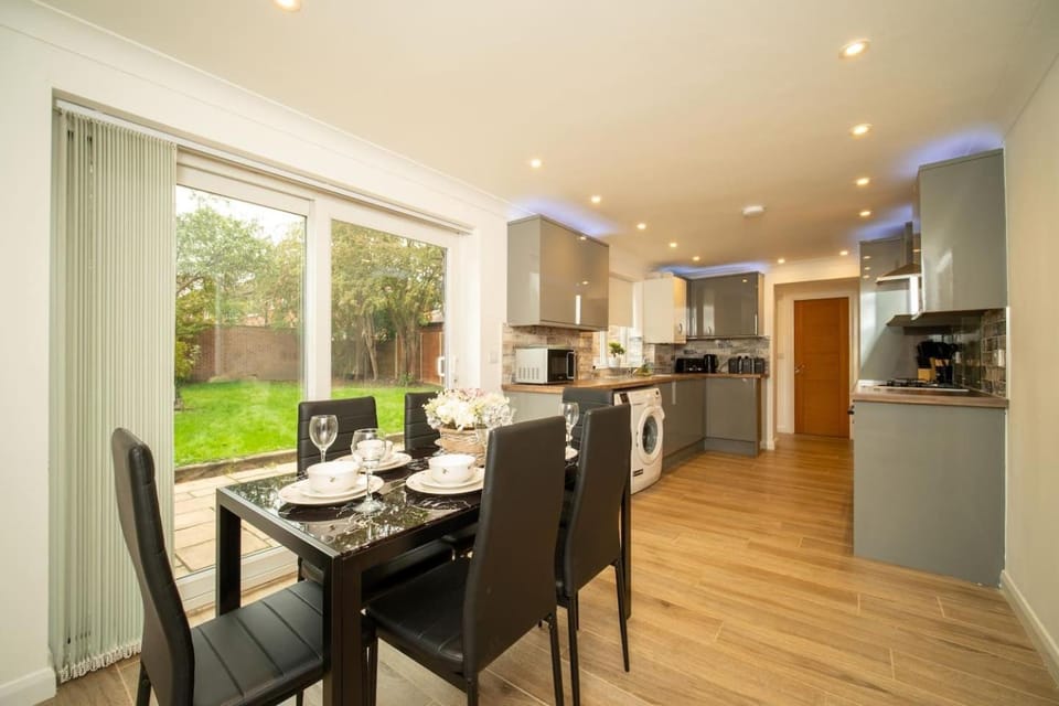 Spacious 5BR Family Home in Windsor Free Parking House in Windsor