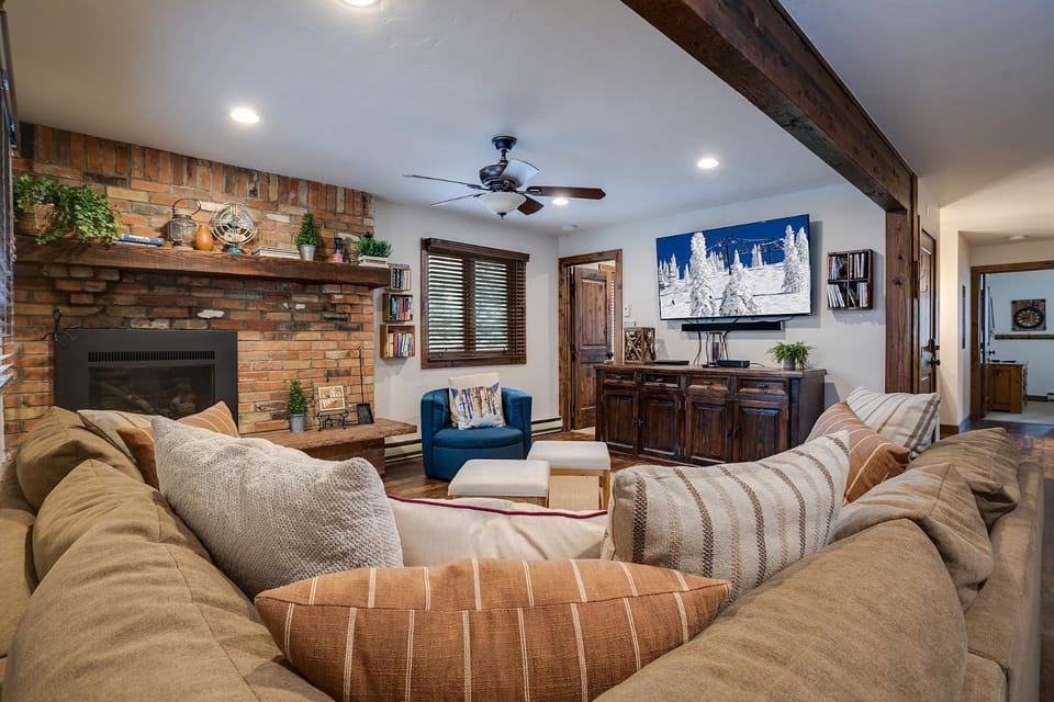 TV and multimedia, Living room, Seating area, fireplace, furniture