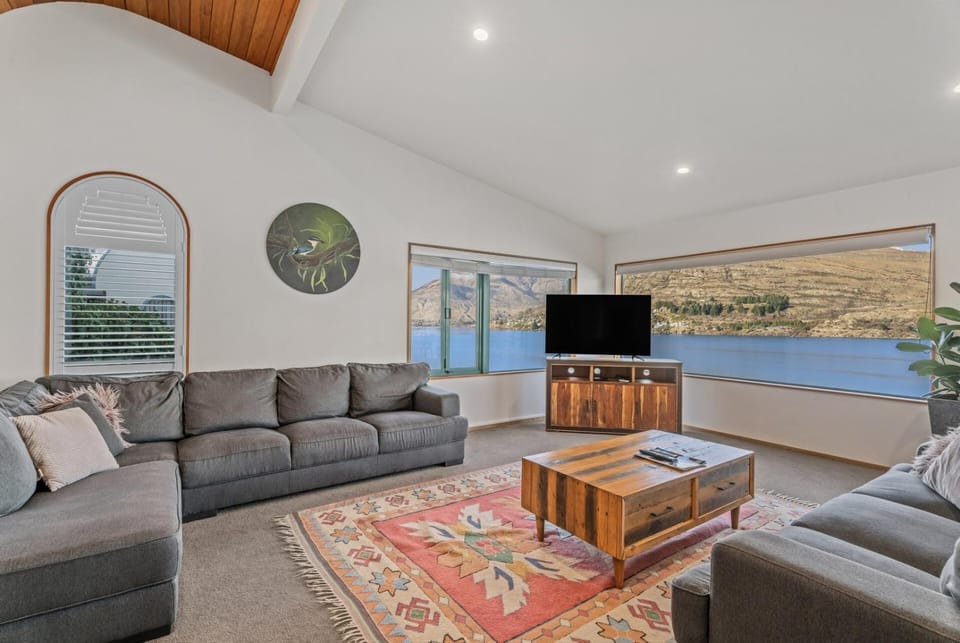 Huge Lakeside Retreat | Spa | Panoramic View Apartment in Queenstown