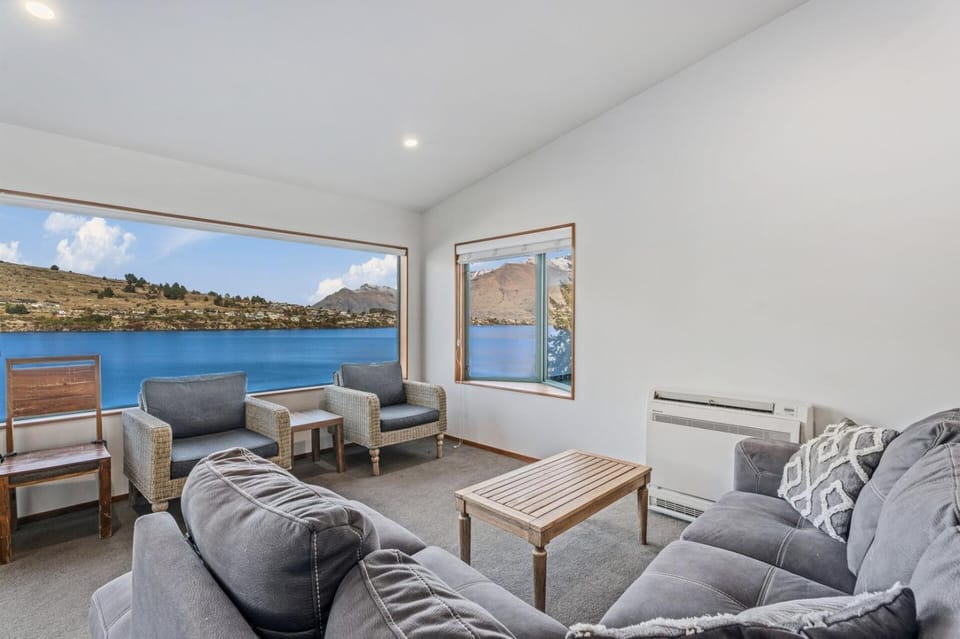 Huge Lakeside Retreat | Spa | Panoramic View Apartment in Queenstown