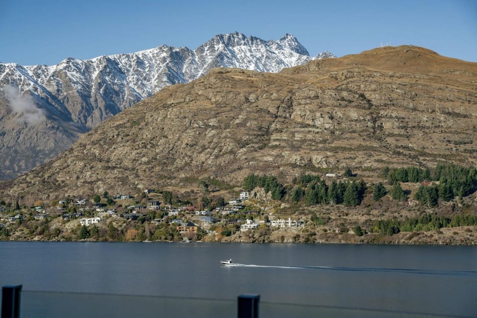 Huge Lakeside Retreat | Spa | Panoramic View Apartment in Queenstown